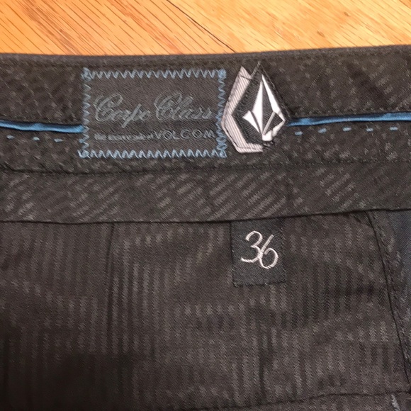 Men’s Volcom Shorts - Picture 2 of 2